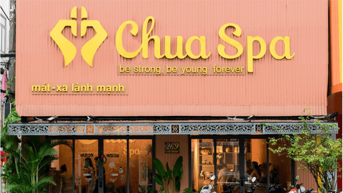 Experience 5-star professional foot massage service at Chua Spa.