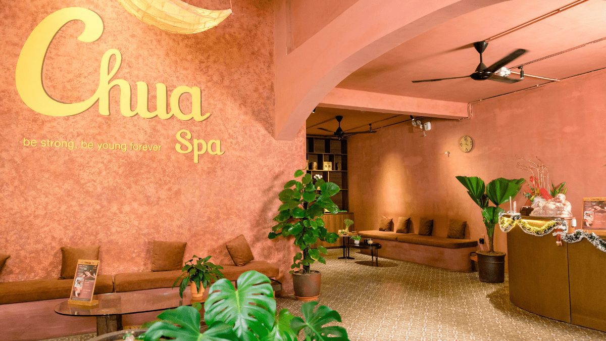 Nét đẹp Á Đông của Chua Spa, ấn tượng với logo cách điệu và không gian thô mộc.